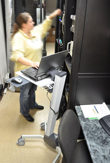 Soporte movil con ruedas para computadora